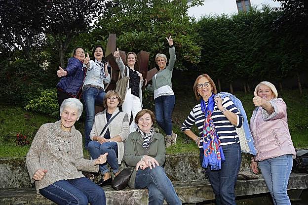 Integrantes del colectivo 'Rosa Palo' posan antes de la inauguración de la exposición. 