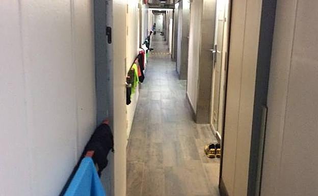 Pasillo del barco de Tarragona en el que están los asturianos.