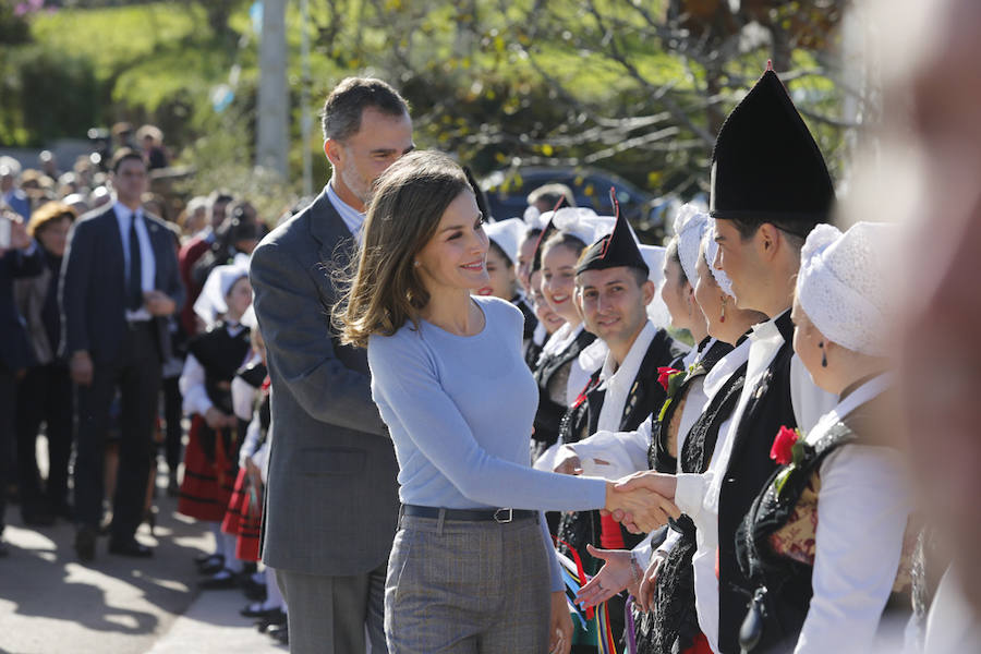 Los Reyes entregan a Poreñu el premio al Pueblo Ejemplar de Asturias 2017