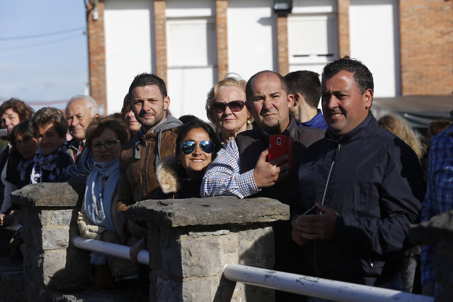 Los Reyes entregan a Poreñu el premio al Pueblo Ejemplar de Asturias 2017