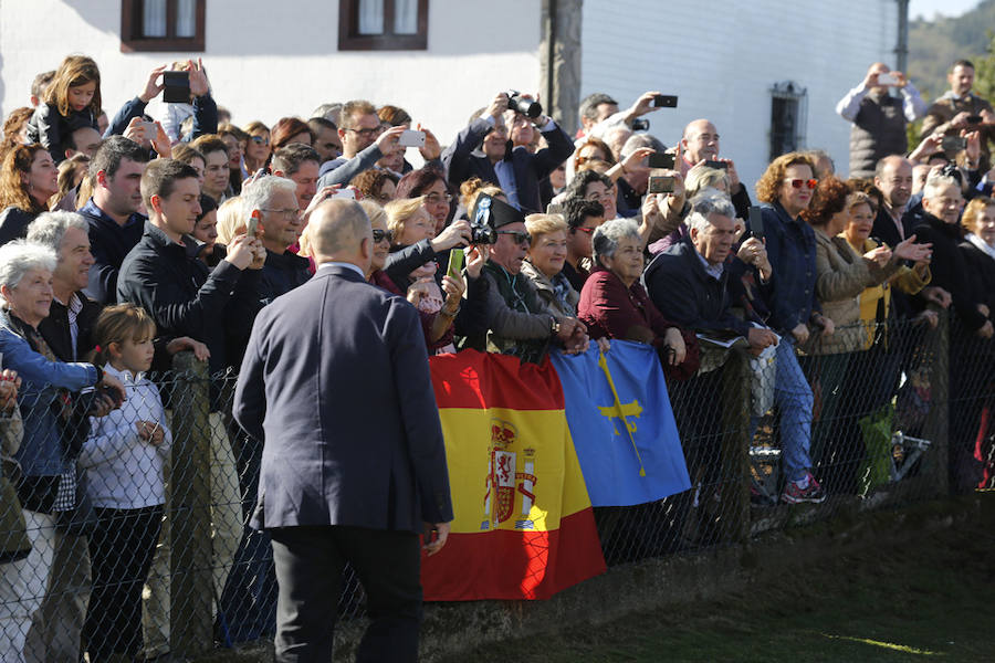 Los Reyes entregan a Poreñu el premio al Pueblo Ejemplar de Asturias 2017