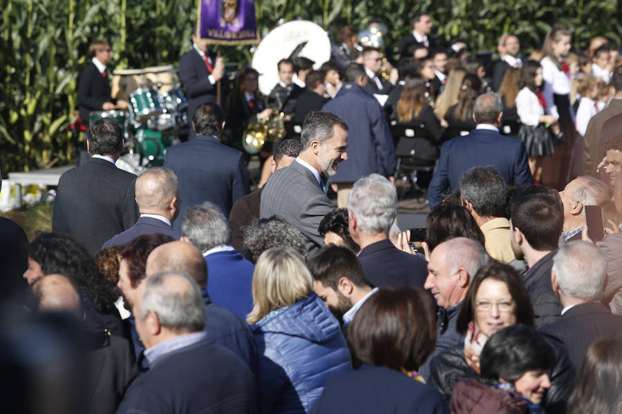 Los Reyes entregan a Poreñu el premio al Pueblo Ejemplar de Asturias 2017