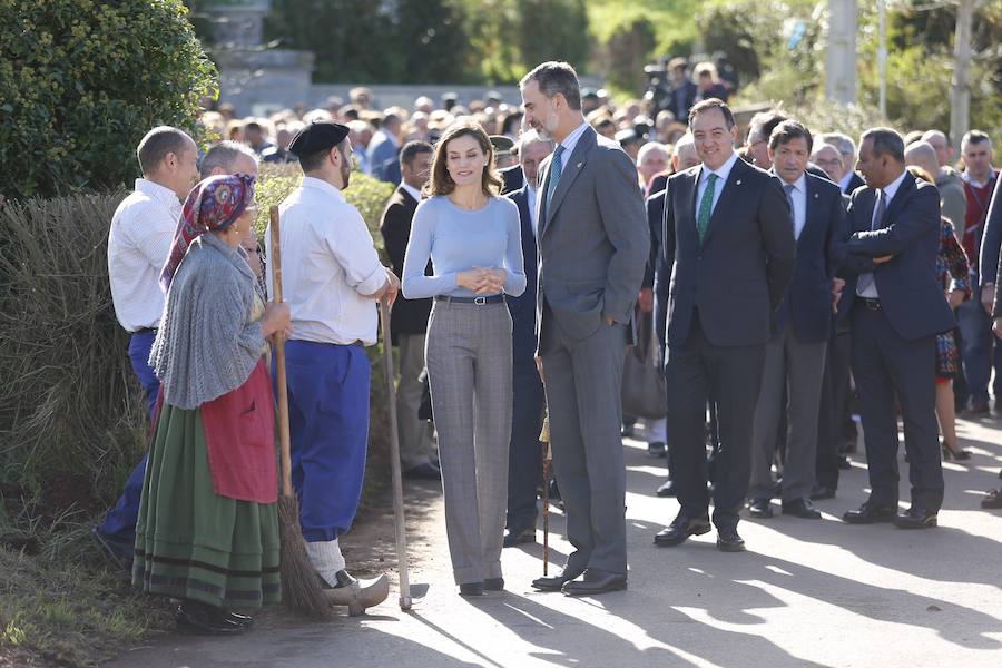 Los Reyes entregan a Poreñu el premio al Pueblo Ejemplar de Asturias 2017