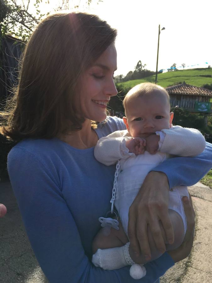 Se trata del hermano del pequeño Liam, el niño que ha seguido a los reyes desde 2013 a todas las entregas del Premio Princesa de Asturias al pueblo ejemplar 