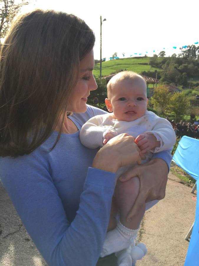 Se trata del hermano del pequeño Liam, el niño que ha seguido a los reyes desde 2013 a todas las entregas del Premio Princesa de Asturias al pueblo ejemplar 