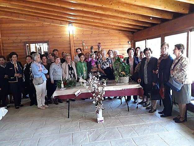 Las participantes en el día de la socia de las Mujeres Rurales de Carreño, con los centros florales. 