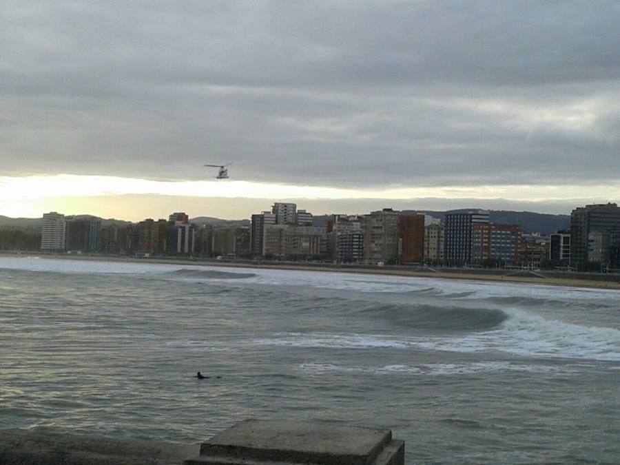 Rescatan a un hombre en la playa de San Lorenzo