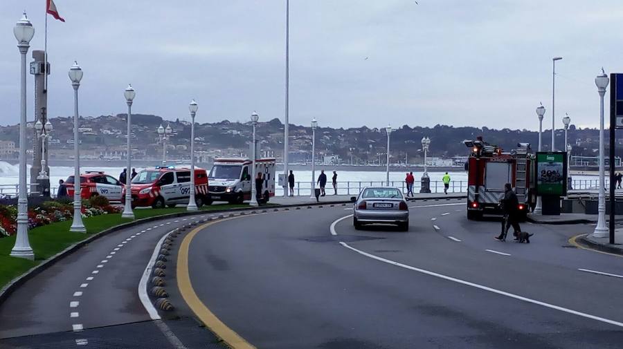 Rescatan a un hombre en la playa de San Lorenzo