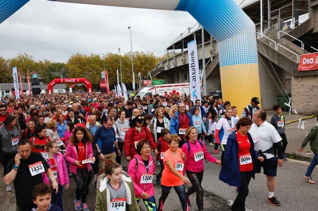 Momento de la multitudinaria salida de la Marcha Familiar de EL COMERCIO por la senda fluvial desde el aparcamiento de las pistas de atletismo de Las Mestas.