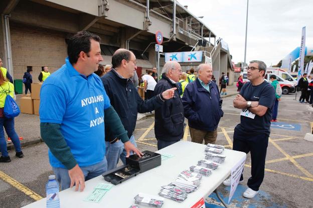 Juan Varas, Antonio Martínez, Ramón Sánchez y Luis Torres, de la Cocina Económica, conversan con el director de EL COMERCIO, Marcelino Gutiérrez, antes de la salida. 