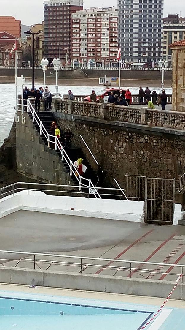 El despliegue por la escalera cero de la playa. 