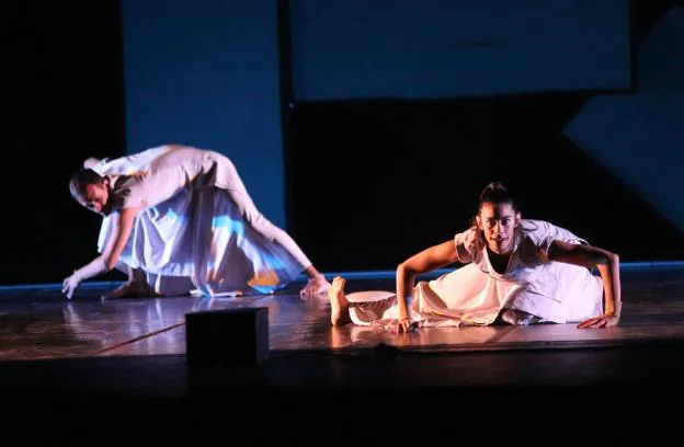 Los granadinos Da.Te Danza llevaron ayer su espectáculo 'Akari' al Teatro de la Laboral. 