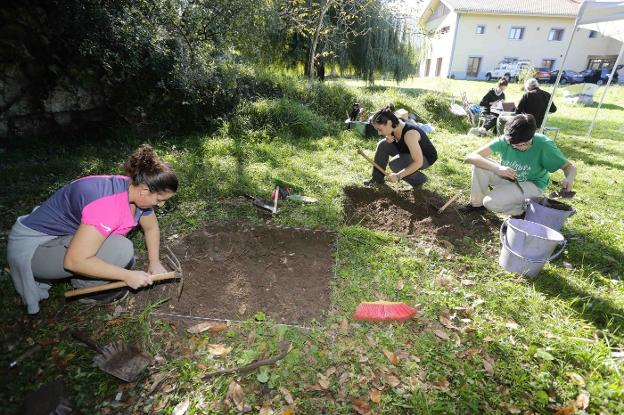 Los arqueólogos excavan a la entrada del abrigo del Alloru, en la localidad llanisca de Balmori. 