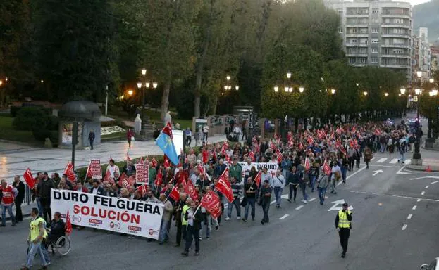 Trabajadores de Duro Felguera y familiares se han manifestado hoy por el centro de Oviedo.