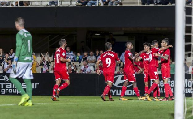 Los sevillistas celebran uno de sus goles en Cartagena. 