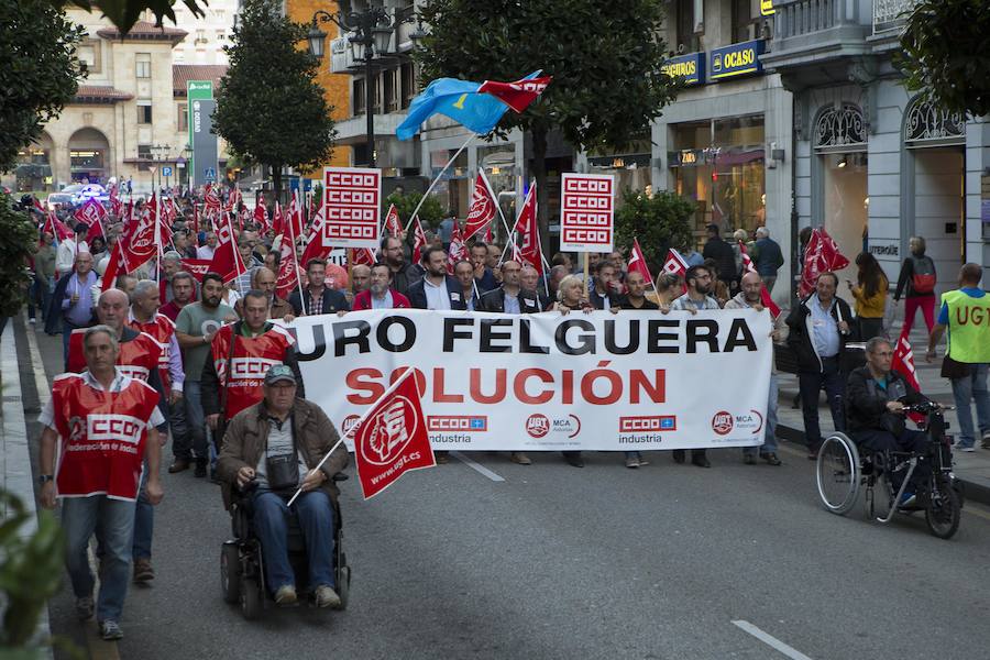 Cientos de trabajadores de Duro Felguera se manifiestan por Oviedo en defensa de la empresa