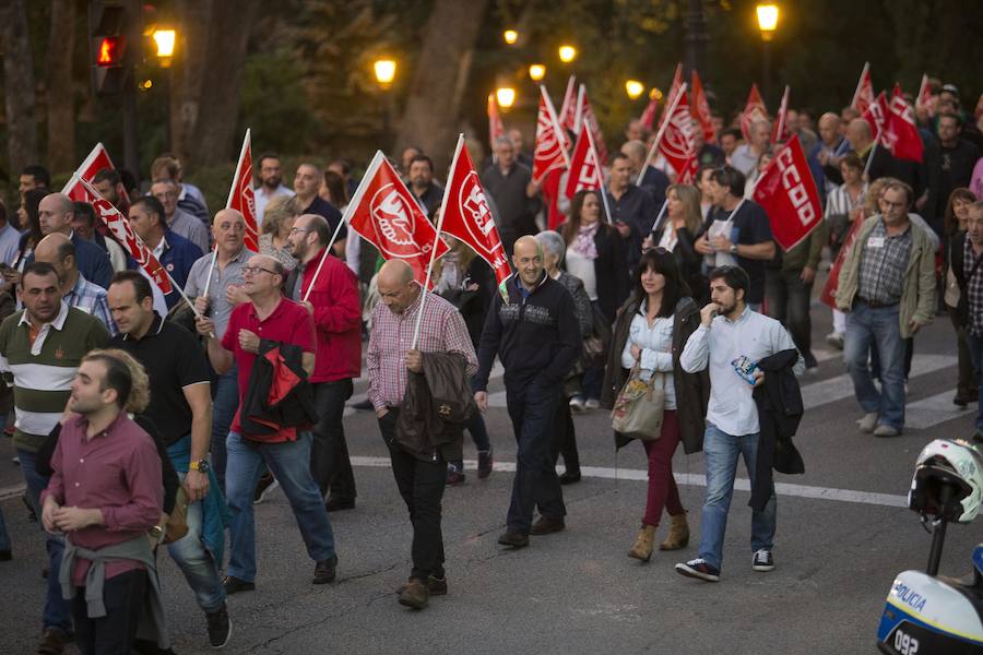 Cientos de trabajadores de Duro Felguera se manifiestan por Oviedo en defensa de la empresa