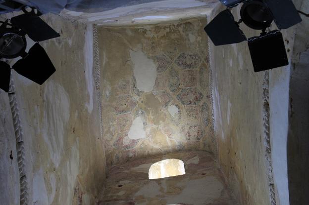 Un aspecto de la bóveda de la nave sur, con su decoración. 