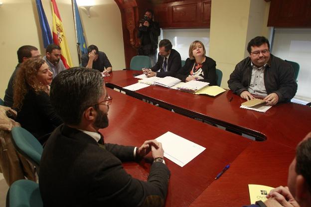 Los miembros de la comisión, durante la reunión celebrada ayer. 