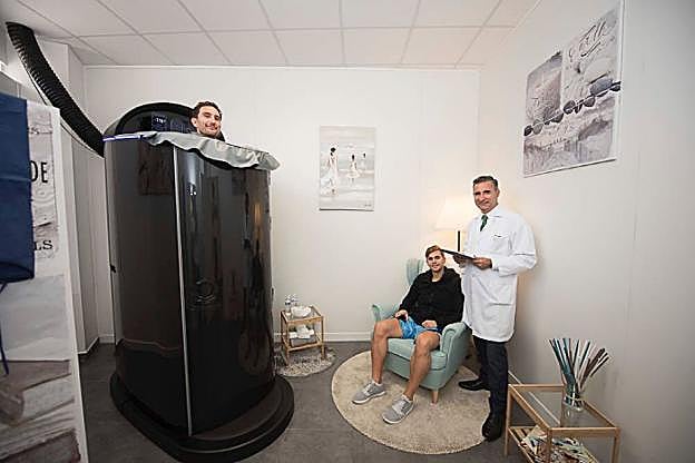 Víctor Pérez y Fran Cárdenas durante la sesión de crioterapia. 