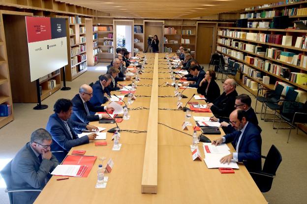 La biblioteca del Cilengua de San Millán acogió ayer el primer encuentro del Club de Amigos de Futuro en Español. 
