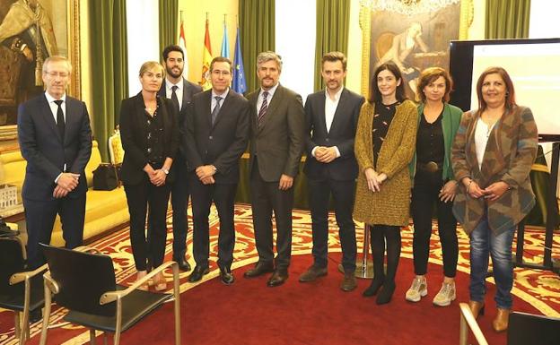 Fernando Couto y José María Pérez, esta mañana, junto a representantes de la multinacional.