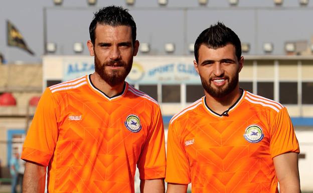 Nadim Sabbagh (izquierda) y Hussein Jawid (derecha9, jugadores del Al-Zawra FC.