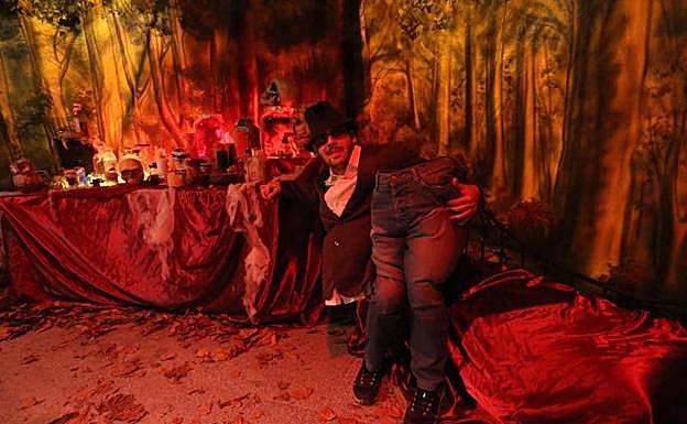 Una figurante que participará en las fiestas de Halloween del Botánico.