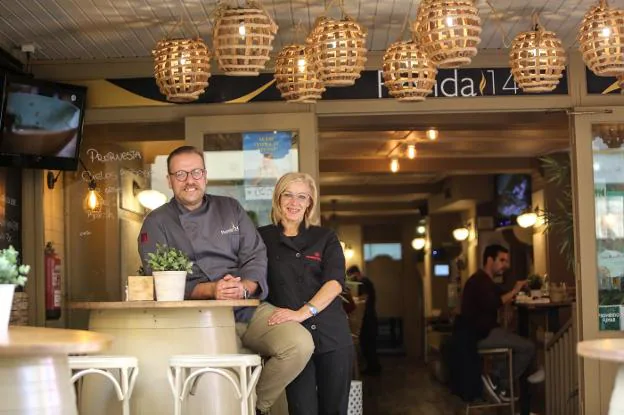 Santiago Álvarez, encargado del Ronda 14 en Avilés, ayer junto a Geli Díaz, encargada de cocina. 