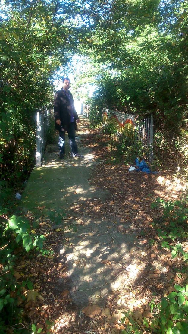 Rogelio Crespo en el acceso al apeadero de La Marzaniella. 