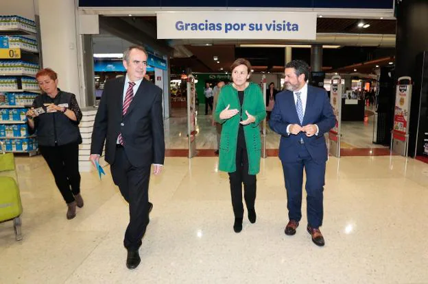 Carmen Moriyón y Juan Barragán, de Carrefour, en el acto del 25 aniversario del Centro Comercial Los Fresnos. 