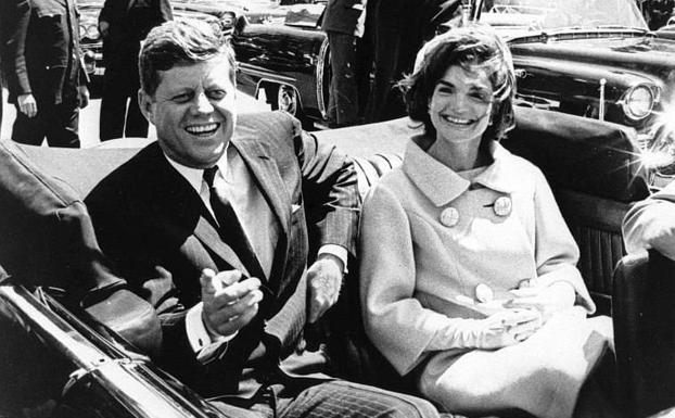 John F. Kennedy (i) y a la primera dama Jacqueline Kennedy. 