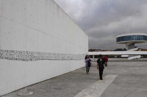 Un graffiti decora una de las paredes exteriores del Niemeyer. 