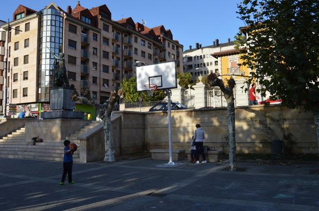 Un niño lanza su balón a una de las polémicas canastas. 