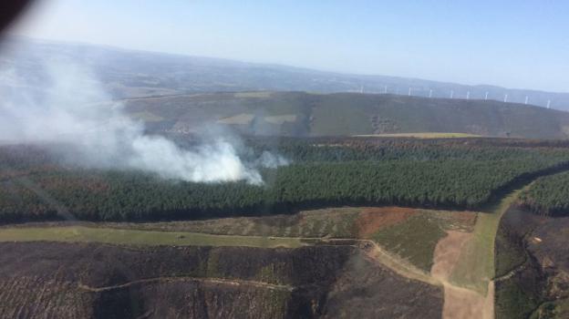 Zona de Ibias en la que ayer se reavivó uno de los incendios. 