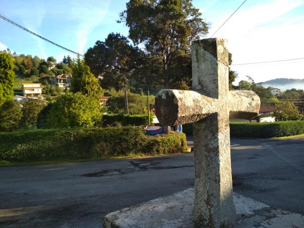 La cruz de San Martín del Mar, tras ser reparada. :: JOSÉ SIMAL