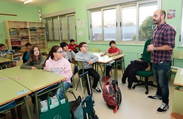 Alumnos de Clarín atienden la charla. :: A. FLÓREZ