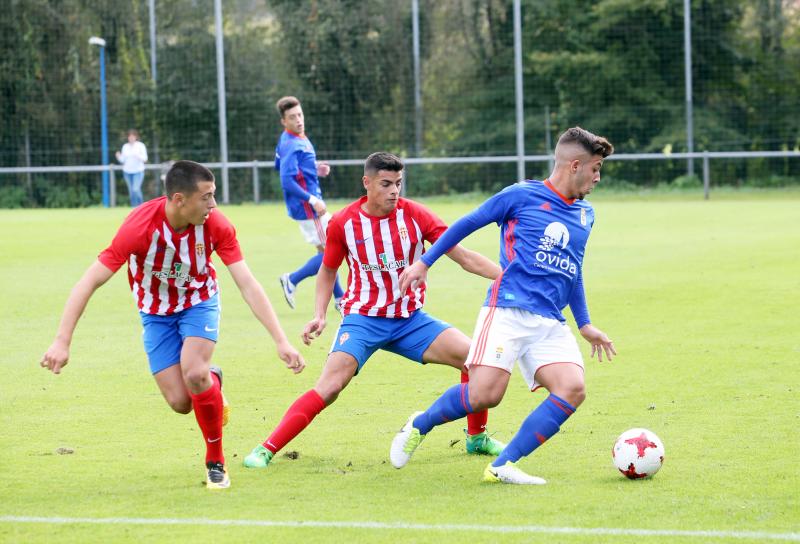 Un gol de Gaspar desniveló un derbi más aguerrido que brillante y afianza a los gijoneses en el liderato
