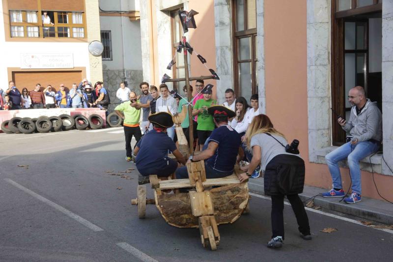 Ribadedeva sale a la calle para disfrutar de la popular carrera