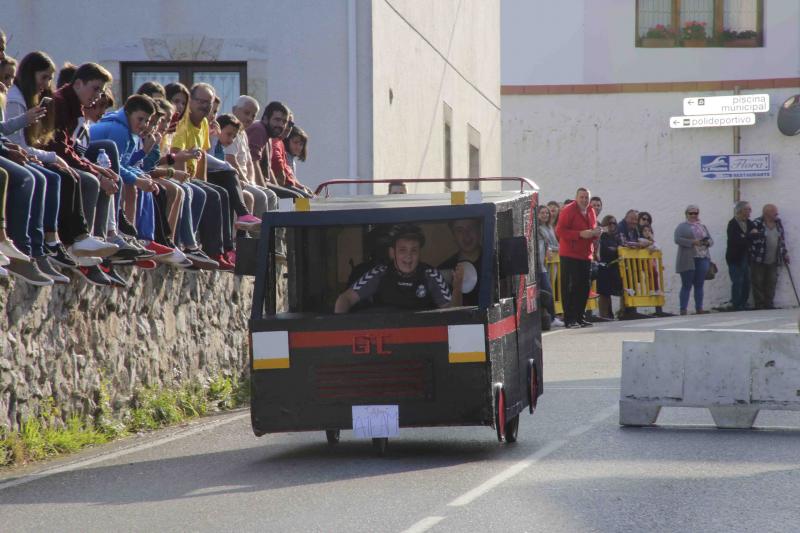 Ribadedeva sale a la calle para disfrutar de la popular carrera