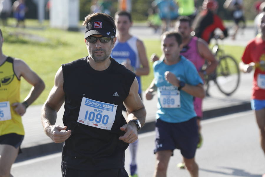 El luarqués estableció un nuevo récord de la prueba, en la que Verónica Pérez logró el triunfo en categoría femenina en su vuelta a la competición