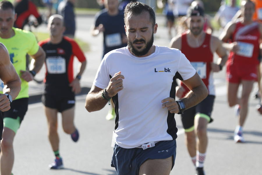 El luarqués estableció un nuevo récord de la prueba, en la que Verónica Pérez logró el triunfo en categoría femenina en su vuelta a la competición