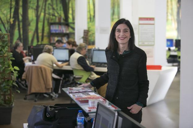 La concejala de Hacienda, en el Centro Municipal de El Coto, donde tienen su sede la Agencia Local de Empleo y las oficinas de la renta social municipal. 