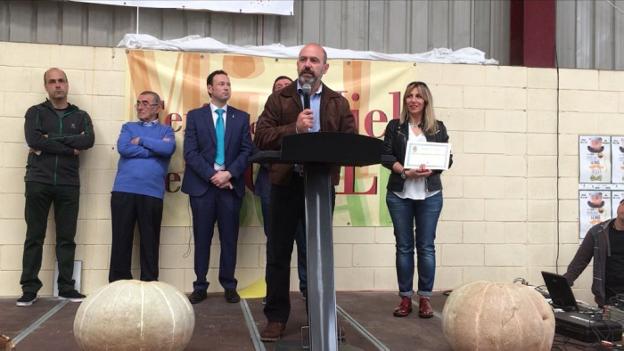 Jesús Antonio Noriega durante su discurso en la entrega del premio 'El Cortín', en la Feria de la Miel. 