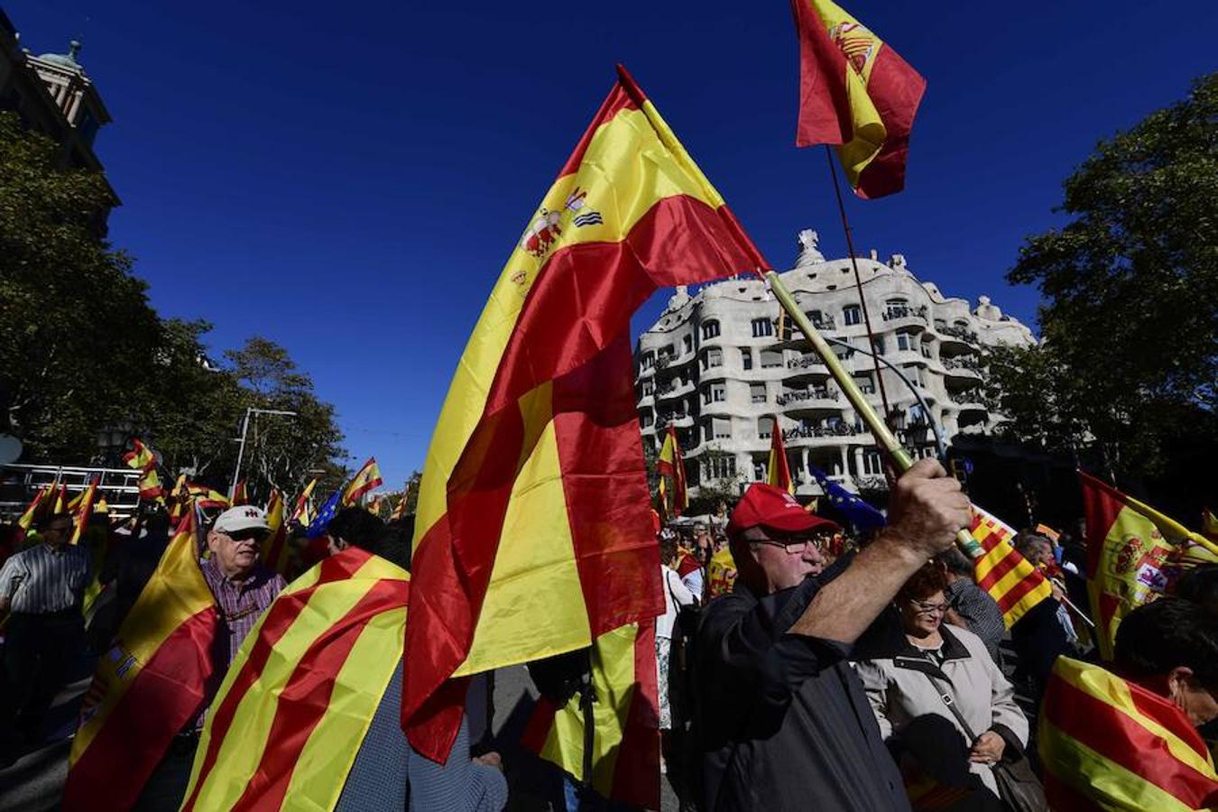 La marcha convocada por Societat Civil Catalana bajo el lema 'Tots som Catalunya. Per la convivència, seny!