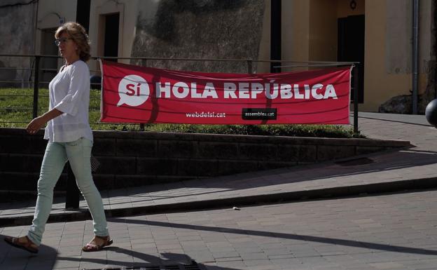 Una calle del municipio gerundense de Verges con un cartel que da la bienvenida a la República de Cataluña.