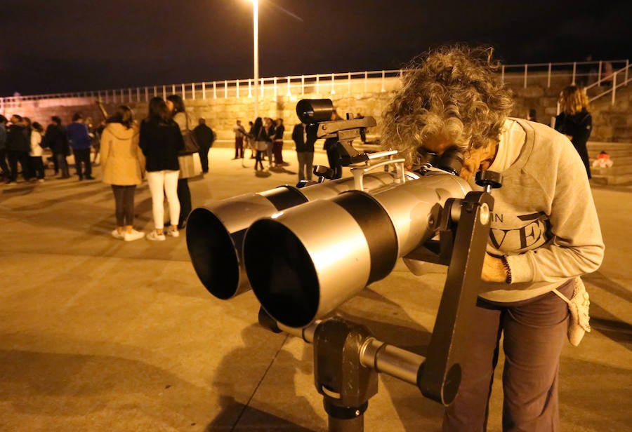 La Sociedad Astronómica Asturiana Omega organizó una noche de observación pública, donde los participantes pudieron ver la Luna con prismáticos y telescopios.