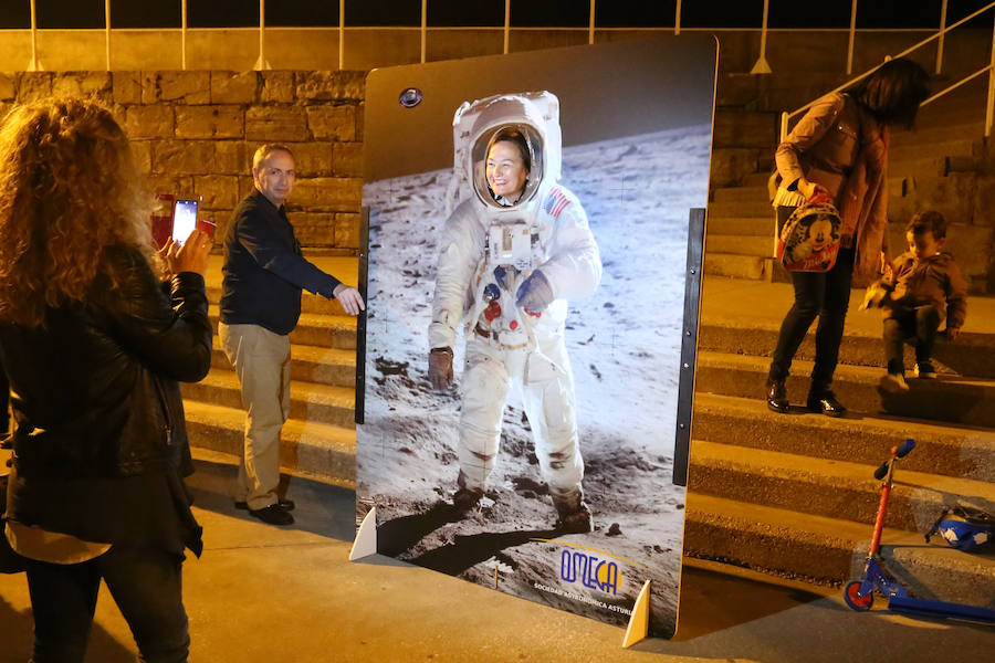 La Sociedad Astronómica Asturiana Omega organizó una noche de observación pública, donde los participantes pudieron ver la Luna con prismáticos y telescopios.