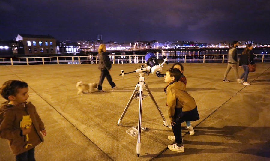 La Sociedad Astronómica Asturiana Omega organizó una noche de observación pública, donde los participantes pudieron ver la Luna con prismáticos y telescopios.