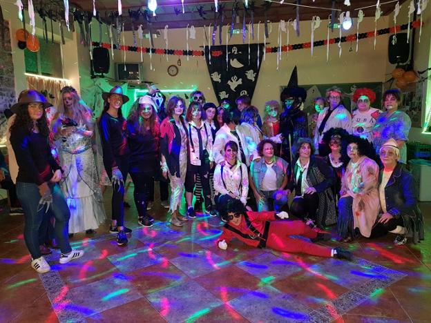 Participantes en la fiesta de Halloween.